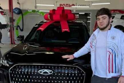 Борец из ХМАО, прославившийся «прыжком кобры», получил новый кроссовер