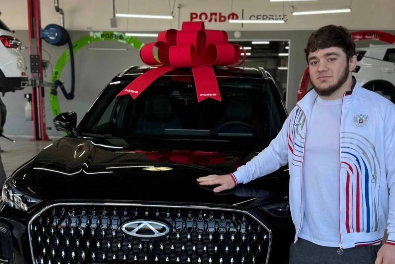 Борец из ХМАО, прославившийся «прыжком кобры», получил новый кроссовер