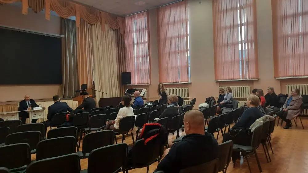 Очень необычно - с гимна Сургута собственного сочинения в исполнении хора ТОС -21 началась вчера встреча депутата Михаила Бехтина с избирателями Очень необычно - с гимна Сургута собственного сочинения в исполнении хора ТОС -21 началась вчера встреча депутата Михаила Бехтина с избирателями