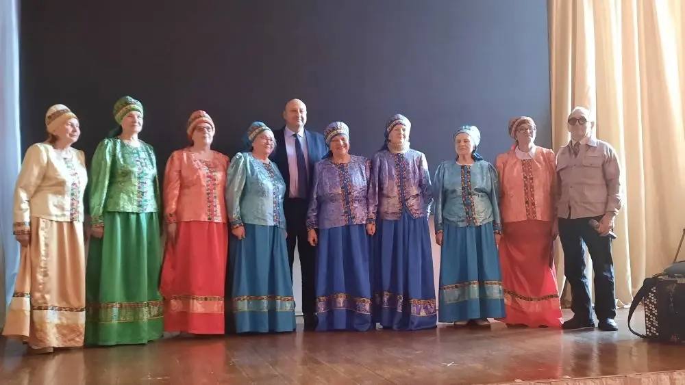 Очень необычно - с гимна Сургута собственного сочинения в исполнении хора ТОС -21 началась вчера встреча депутата Михаила Бехтина с избирателями