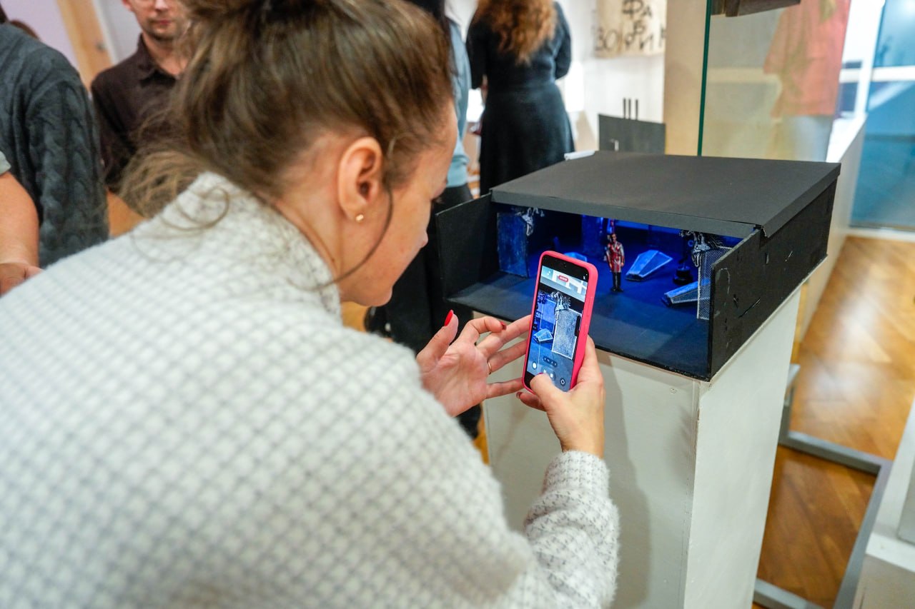 В Ханты-Мансийске открылась выставка «Этот невероятный мир театра» В Ханты-Мансийске открылась выставка «Этот невероятный мир театра»