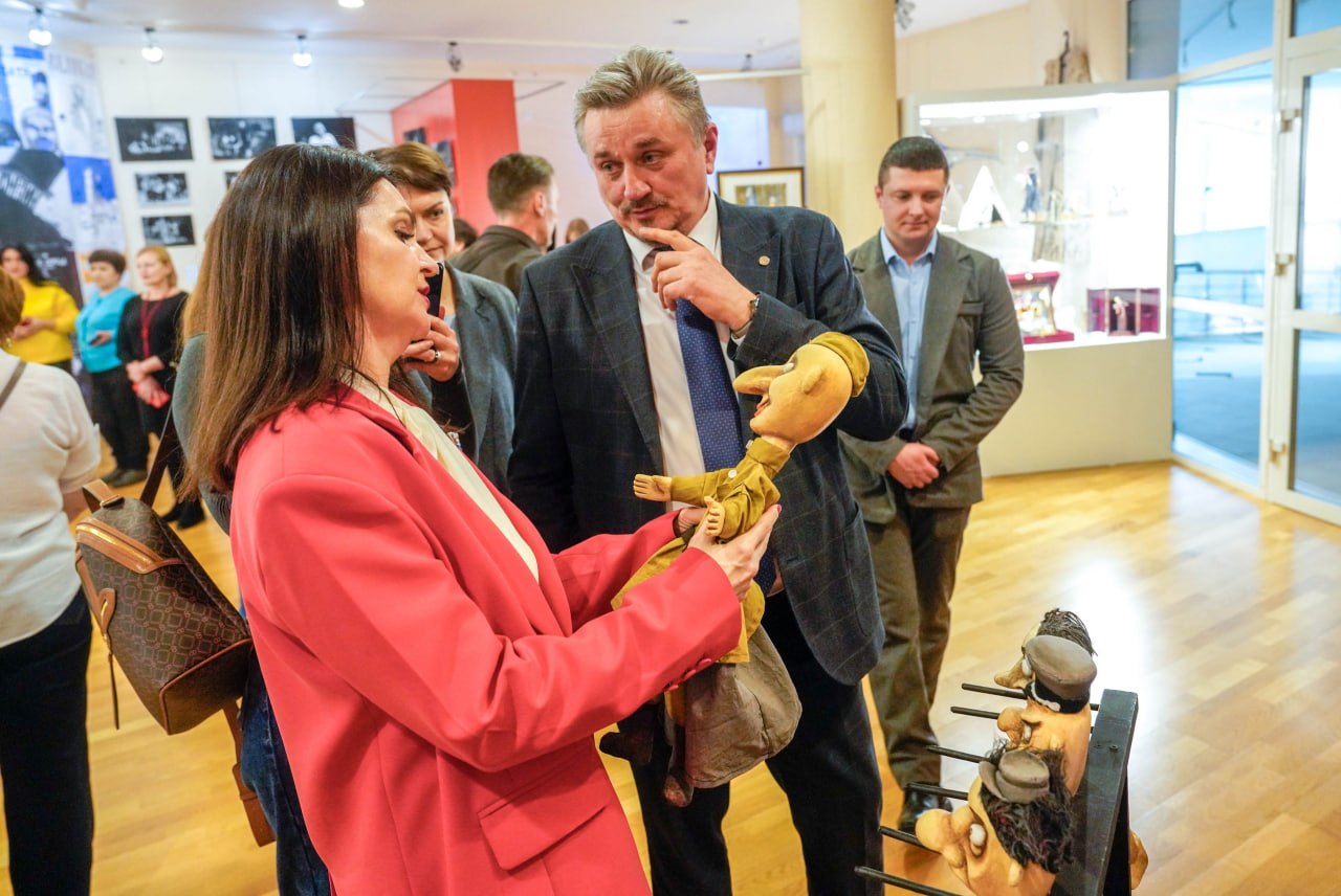 В Ханты-Мансийске открылась выставка «Этот невероятный мир театра» В Ханты-Мансийске открылась выставка «Этот невероятный мир театра»