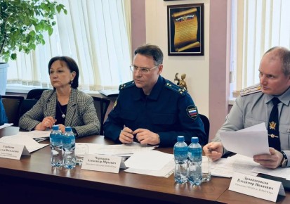 Заместитель прокурора округа Александр Чернышев совместно с Уполномоченным по правам человека в ХМАО-Югре Натальей Стребковой и