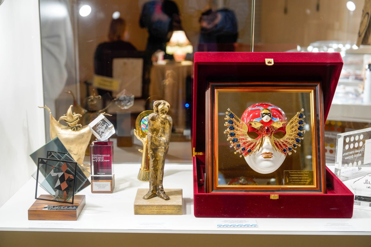 В Ханты-Мансийске открылась выставка «Этот невероятный мир театра» В Ханты-Мансийске открылась выставка «Этот невероятный мир театра»
