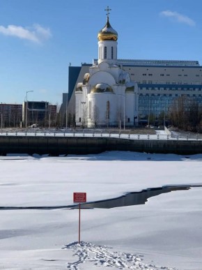С наступлением весны лёд становится непрочным, рыхлым, увеличивается количество промоин и полыней