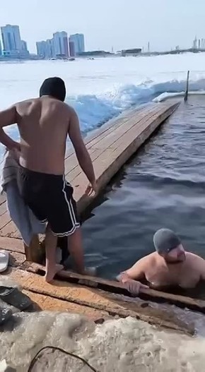 Это было не просто смело…. В Сургуте жители Индии прошли посвящение в моржи В список моржей вошли студенты из Индии