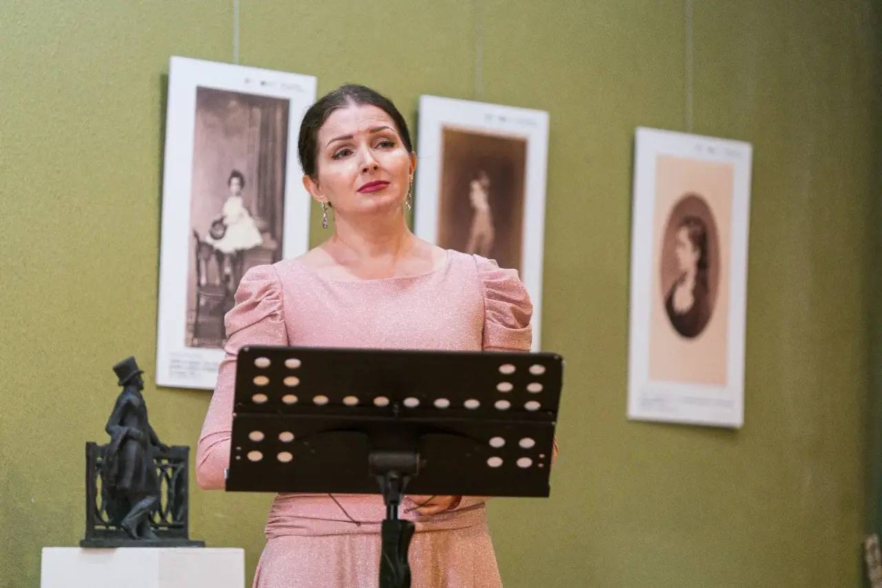 В Ханты-Мансийске представили семейные портреты великого поэта В Ханты-Мансийске представили семейные портреты великого поэта