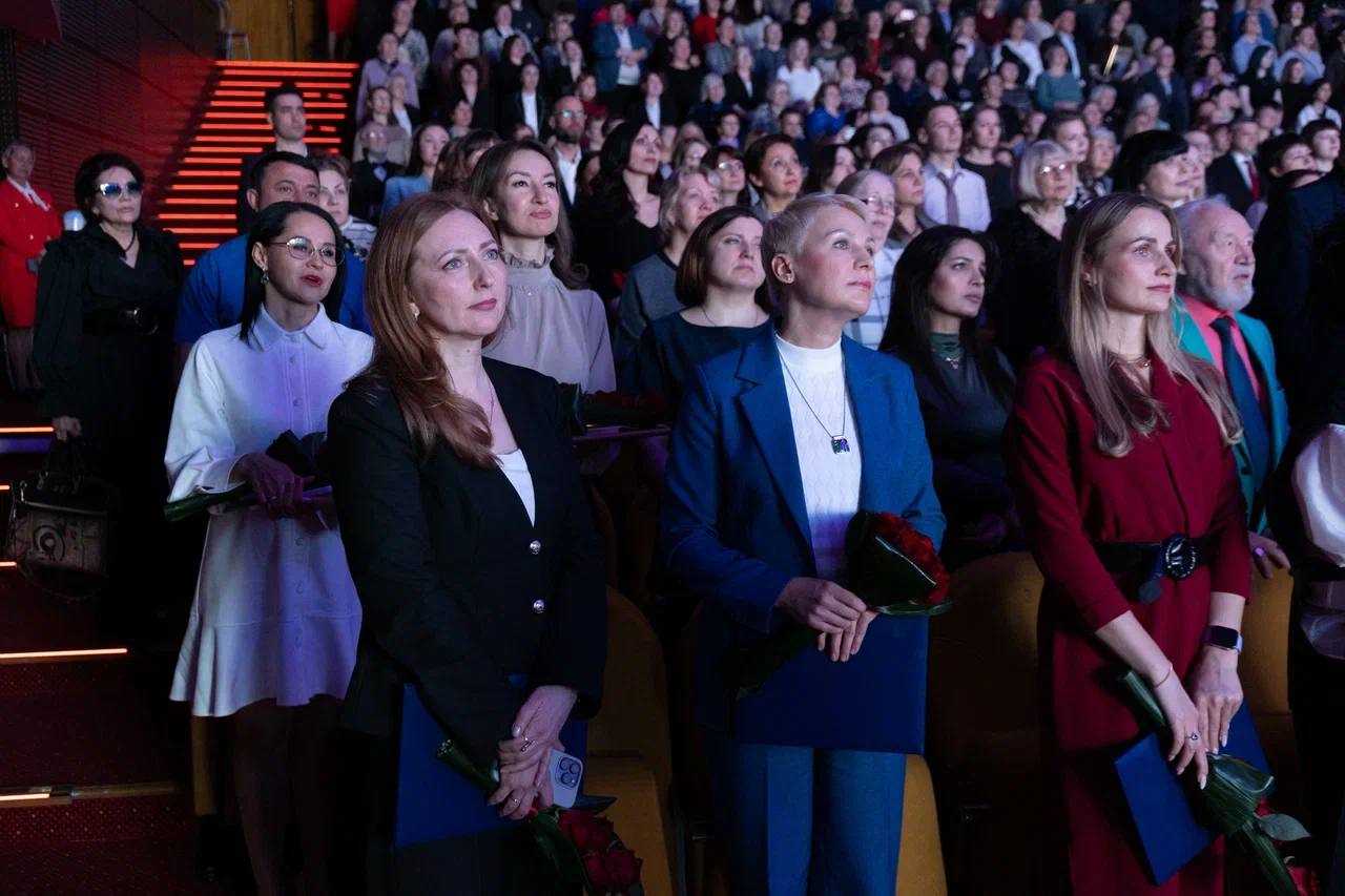 Сургутских деятелей культуры поздравили с профессиональным праздником и 60-летием культурного строительства в городе Сургутских деятелей культуры поздравили с профессиональным праздником и 60-летием культурного строительства в городе