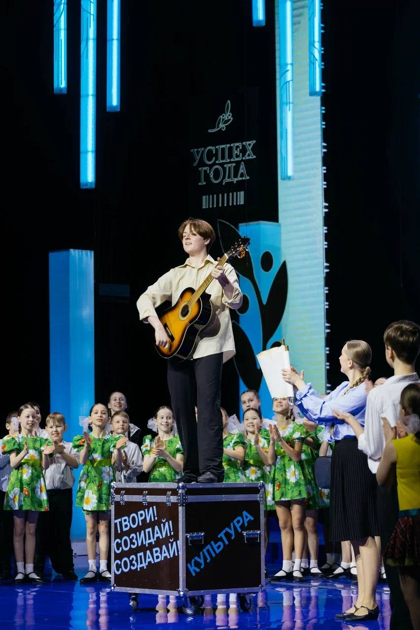 Сургутских деятелей культуры поздравили с профессиональным праздником и 60-летием культурного строительства в городе Сургутских деятелей культуры поздравили с профессиональным праздником и 60-летием культурного строительства в городе