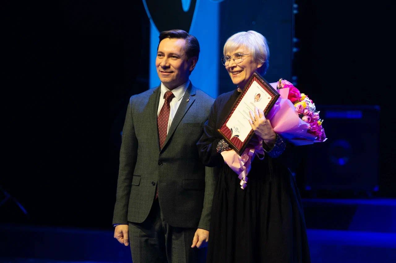 Сургутских деятелей культуры поздравили с профессиональным праздником и 60-летием культурного строительства в городе Сургутских деятелей культуры поздравили с профессиональным праздником и 60-летием культурного строительства в городе