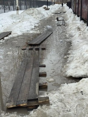 В Сургуте начался новый сезон привычной весенней дисциплины «прыжки по поддонам через лужи»