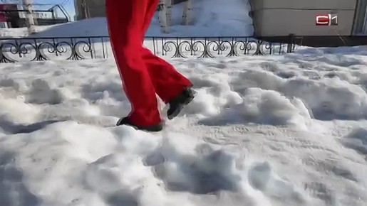 Скользко и мокро: как передвигаться по тротуарам Сургута весной