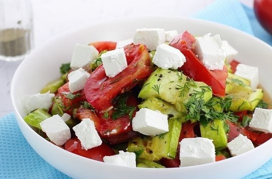 Летний салат с запеченными кабачками и брынзой