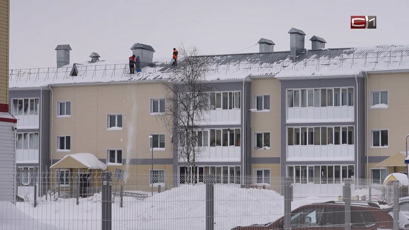 Югорские власти проверили, как чистят от снега крыши некоторых объектов региона