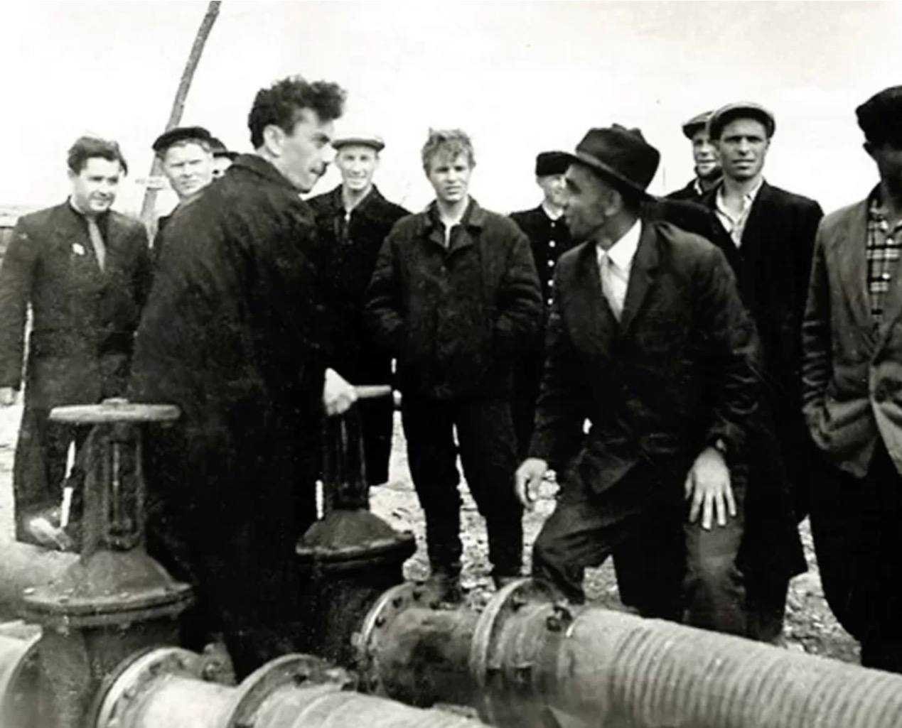 Уважаемые геологи и ветераны отрасли! От всей души поздравляю вас с профессиональным праздником! Уважаемые геологи и ветераны отрасли! От всей души поздравляю вас с профессиональным праздником!