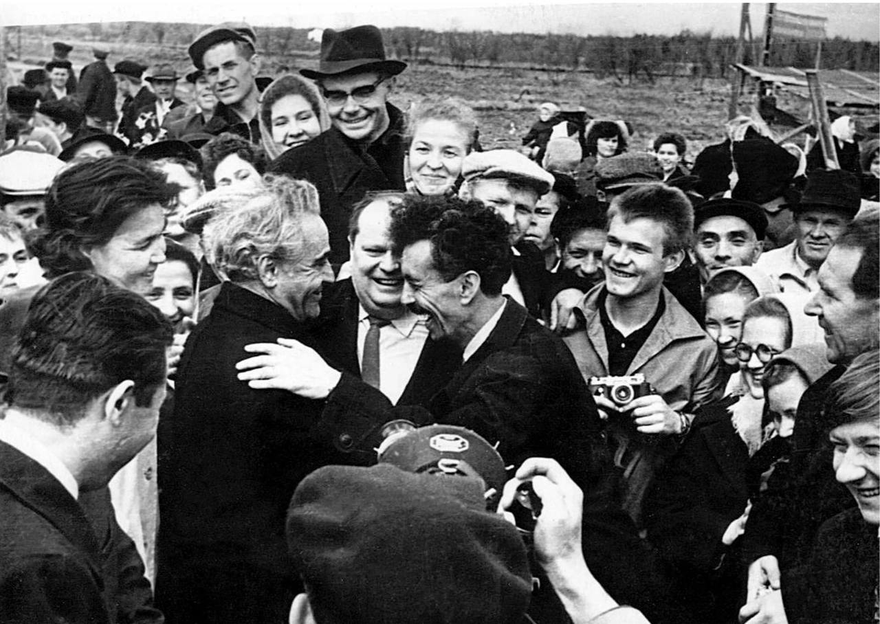 Уважаемые геологи и ветераны отрасли! От всей души поздравляю вас с профессиональным праздником!