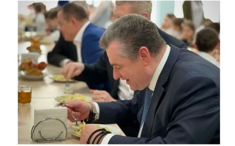 Кулинарные предпочтения депутатов: что подают в столовой Госдумы