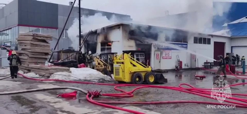 В Сургуте на Нефтеюганском шоссе горит СТО