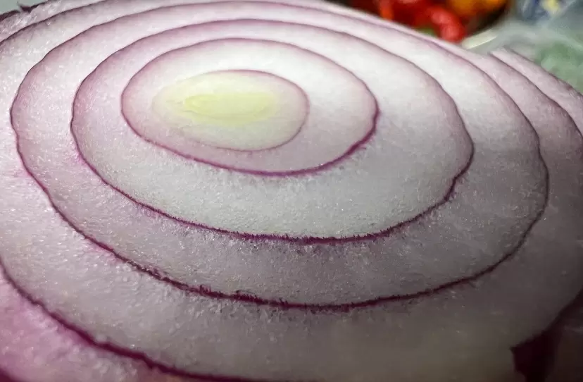 Почему мы плачем из-за лука: как летучие соединения создают слезы