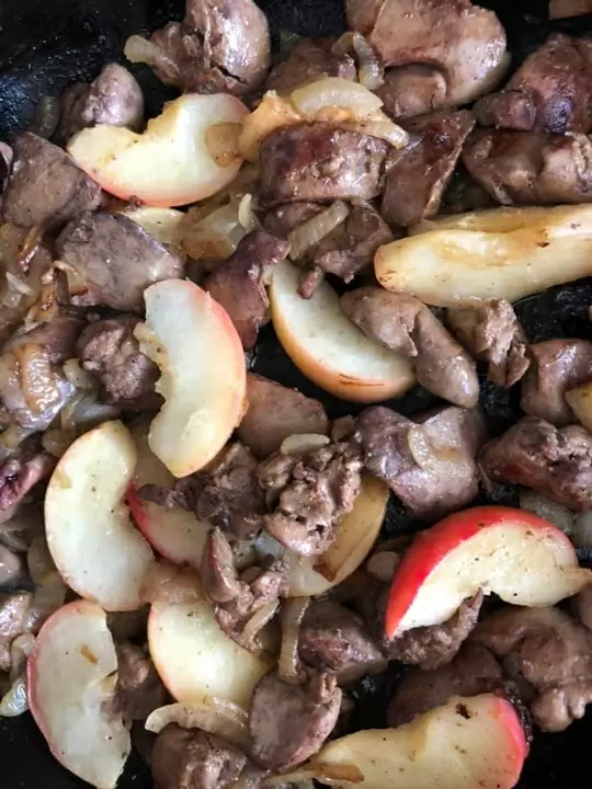 Кулинарные эксперименты: куриная печень с яблоками
