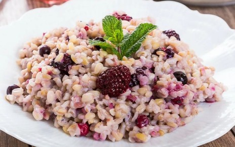 Каша из булгура на кокосовом молоке с ягодами — простой утренний баланс