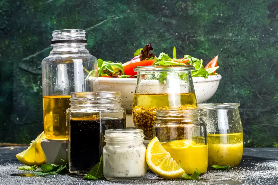 Заправки для салатов: легкие и вкусные рецепты, которые изменят ваше меню
