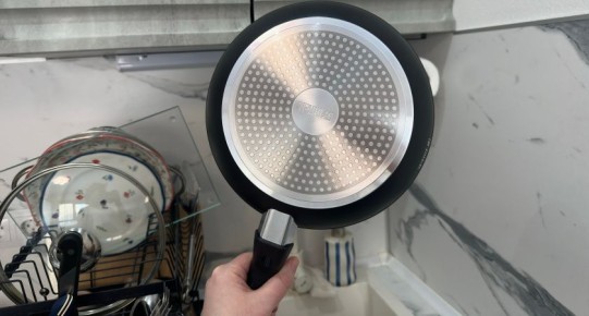 Эффективный способ очистки сковород и кастрюль от нагара всего за 10 минут