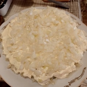 Новый взгляд на любимый салат: крабовые палочки и квашеная капуста в необычном сочетании