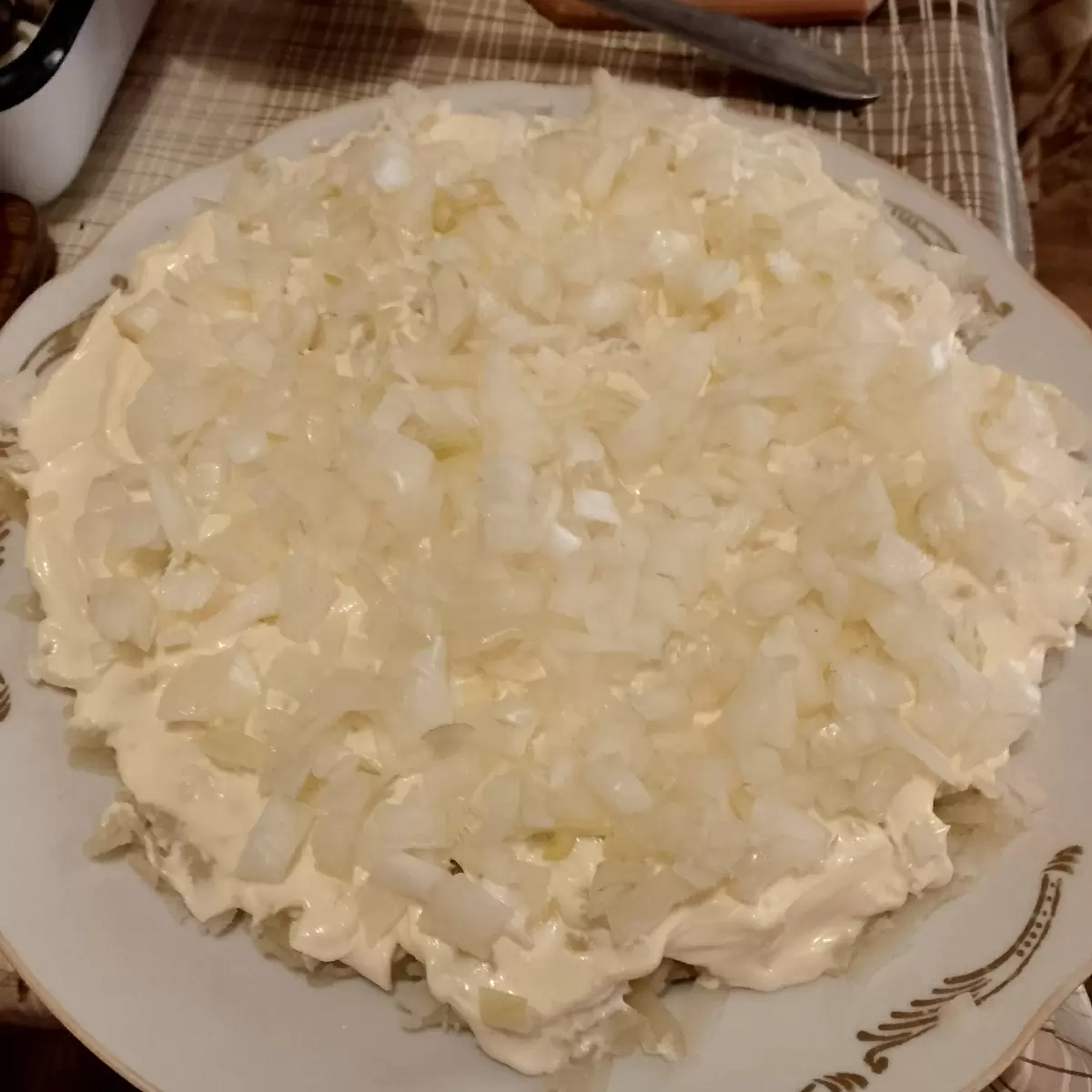 Новый взгляд на любимый салат: крабовые палочки и квашеная капуста в необычном сочетании