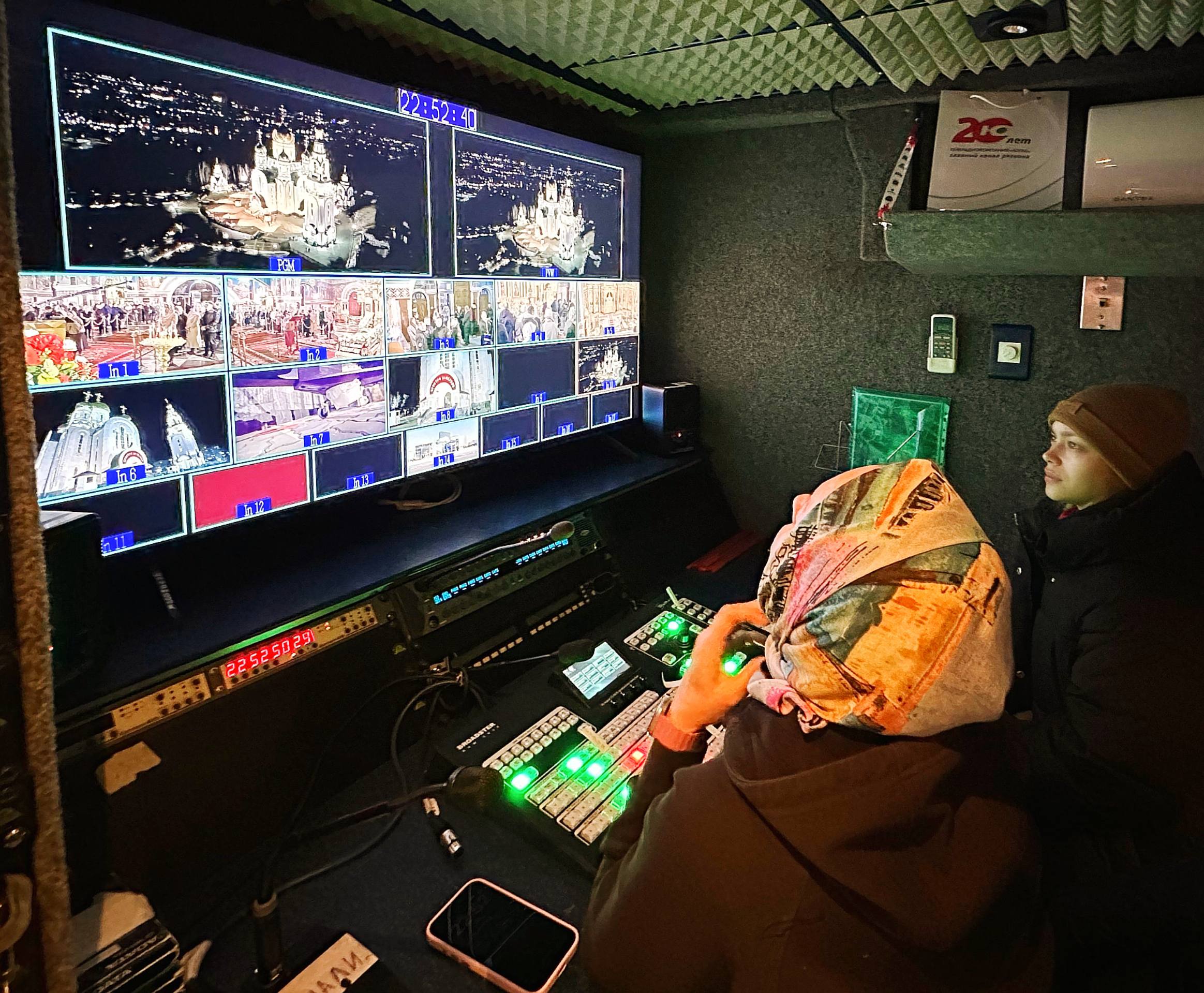 В ночь с 11 на 12 апреля окружная телерадиокомпания «Югра» показала в прямом эфире Пасхальное богослужение, которое в Кафедральном соборе Воскресения Христова провёл митрополит Ханты-Мансийский и Сургутский Павел В ночь с 11 на 12 апреля окружная телерадиокомпания «Югра» показала в прямом эфире Пасхальное богослужение, которое в Кафедральном соборе Воскресения Христова провёл митрополит Ханты-Мансийский и Сургутский Павел