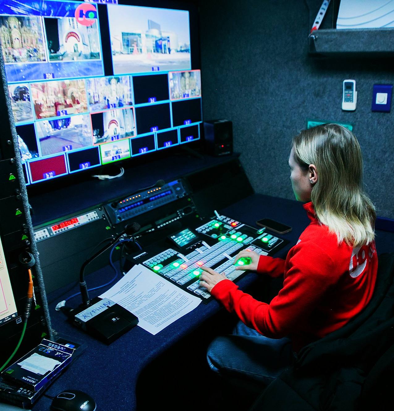 В ночь с 11 на 12 апреля окружная телерадиокомпания «Югра» показала в прямом эфире Пасхальное богослужение, которое в Кафедральном соборе Воскресения Христова провёл митрополит Ханты-Мансийский и Сургутский Павел В ночь с 11 на 12 апреля окружная телерадиокомпания «Югра» показала в прямом эфире Пасхальное богослужение, которое в Кафедральном соборе Воскресения Христова провёл митрополит Ханты-Мансийский и Сургутский Павел