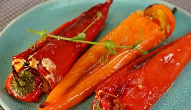 Фаршированные перцы по-гречески: Погружение в ароматы Средиземноморья
