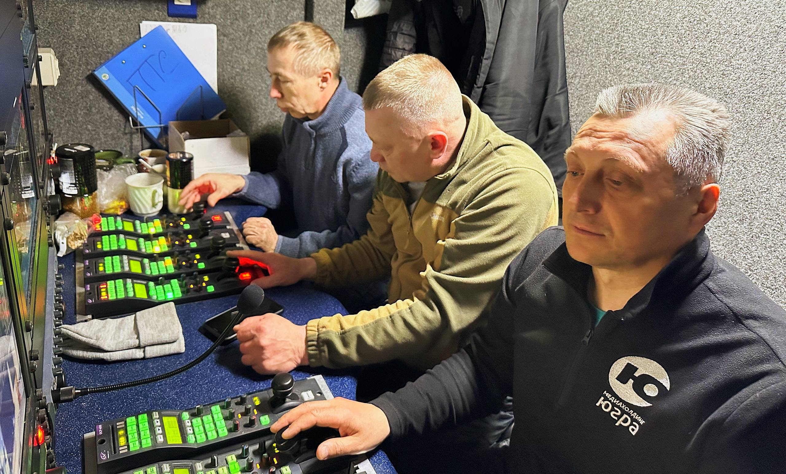 В ночь с 11 на 12 апреля окружная телерадиокомпания «Югра» показала в прямом эфире Пасхальное богослужение, которое в Кафедральном соборе Воскресения Христова провёл митрополит Ханты-Мансийский и Сургутский Павел В ночь с 11 на 12 апреля окружная телерадиокомпания «Югра» показала в прямом эфире Пасхальное богослужение, которое в Кафедральном соборе Воскресения Христова провёл митрополит Ханты-Мансийский и Сургутский Павел