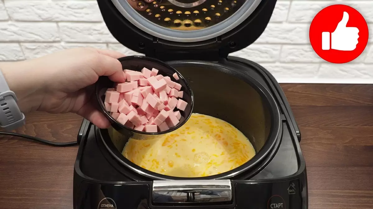 Сытный омлет с колбасой в мультиварке: идеальный завтрак для занятых