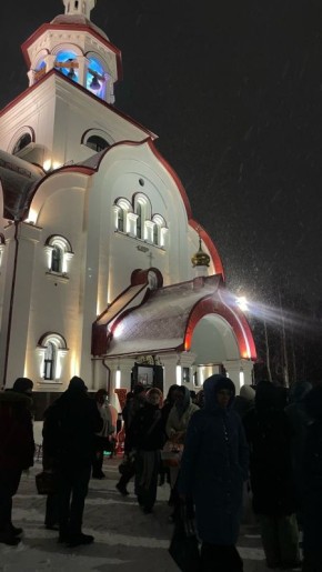 Сургутяне освящают куличи в городских храмах