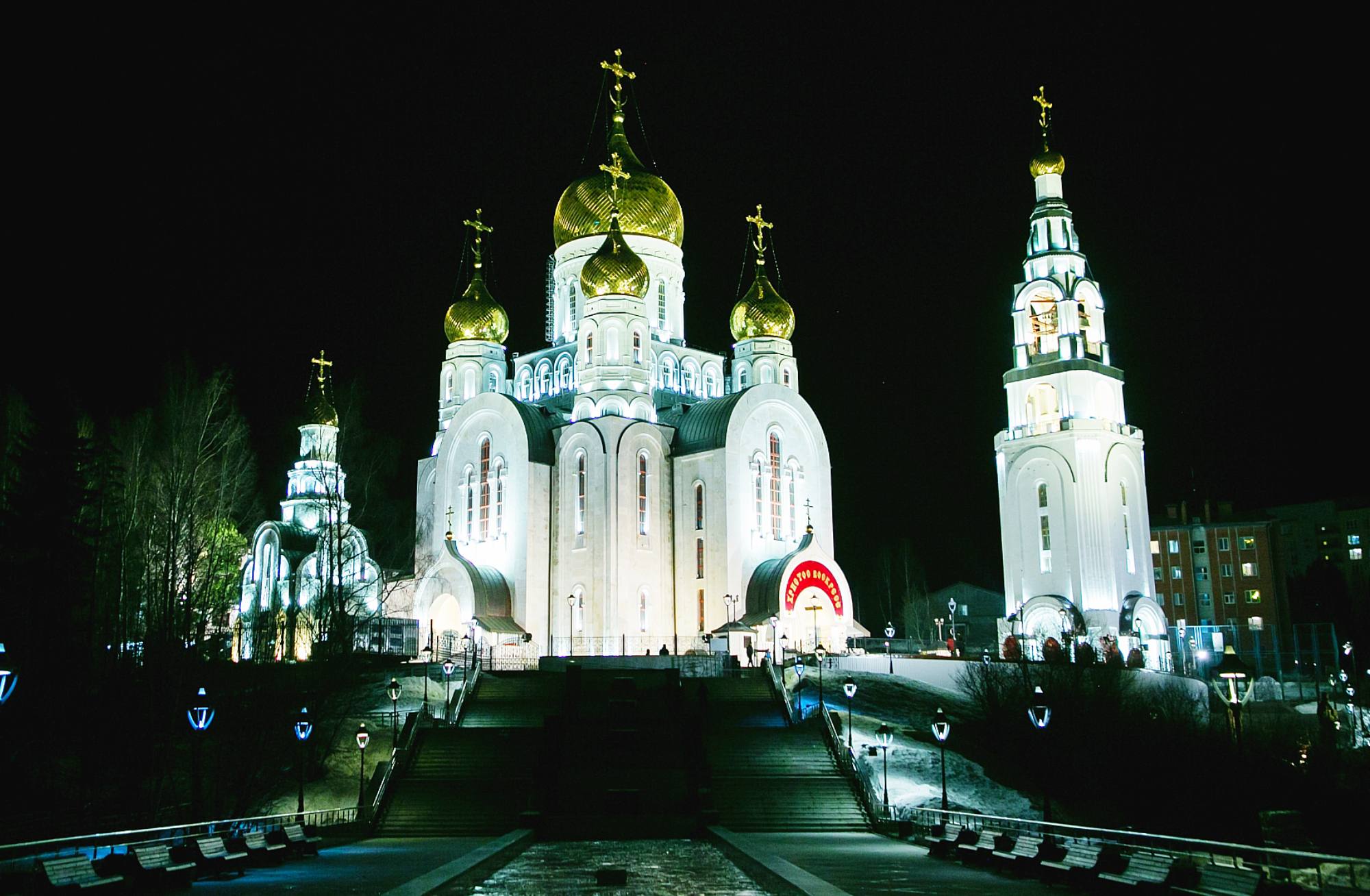 В ночь с 11 на 12 апреля окружная телерадиокомпания «Югра» показала в прямом эфире Пасхальное богослужение, которое в Кафедральном соборе Воскресения Христова провёл митрополит Ханты-Мансийский и Сургутский Павел