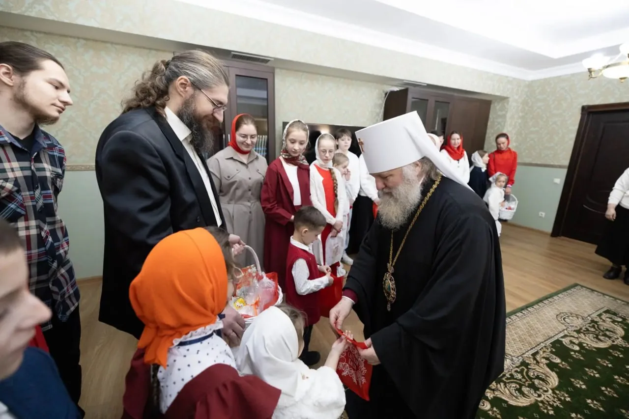 Митрополит Павел поздравил многодетные семьи Сургута с Пасхой Господней Митрополит Павел поздравил многодетные семьи Сургута с Пасхой Господней