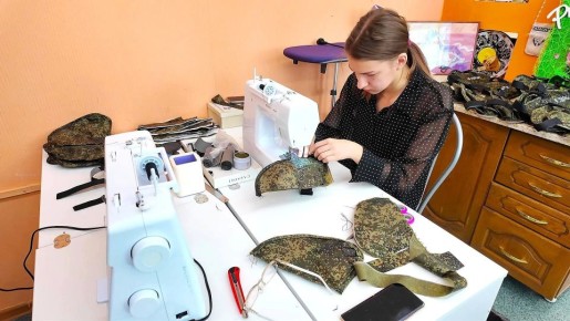 Новости к этому часу:. Школьницы Нижневартовска шьют тапочки для раненых бойцов СВО Запрос на тапочки-чехлы поступил Гуманитарному добровольческому корпусу от госпиталя Луганской области