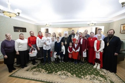 Митрополит Павел поздравил многодетные семьи Сургута с Пасхой Господней