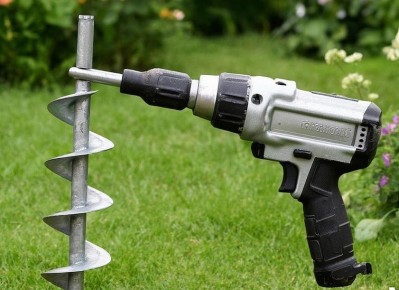Шуруповерт как супергерой дачного сезона: забудьте о лопате навсегда!