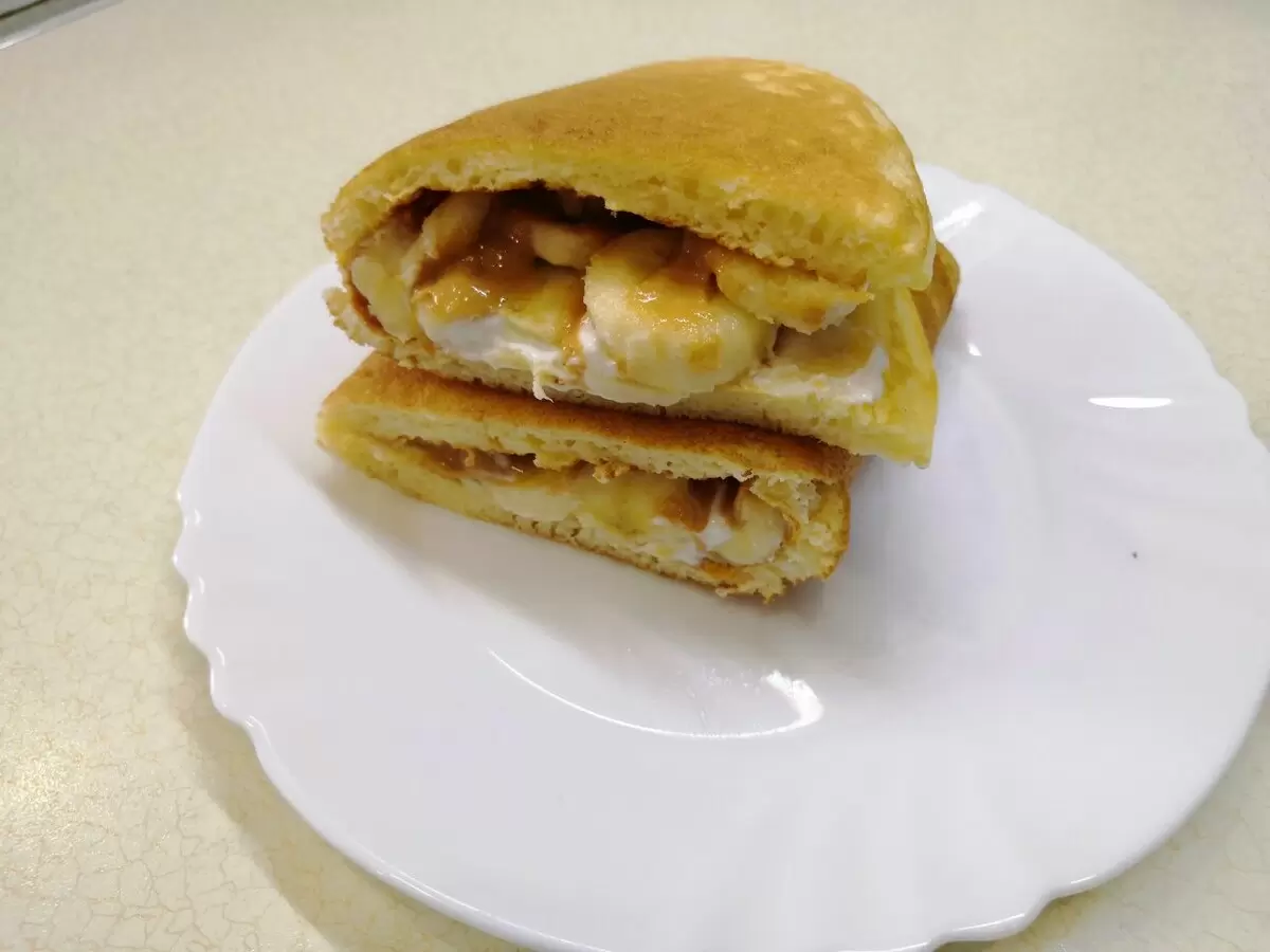 Нежные творожные блинчики: кукурузная фантазия с сладким наполнением