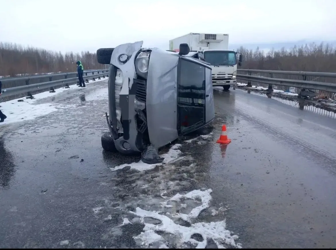 В массовом ДТП на подъезде к Сургуту пострадал человек