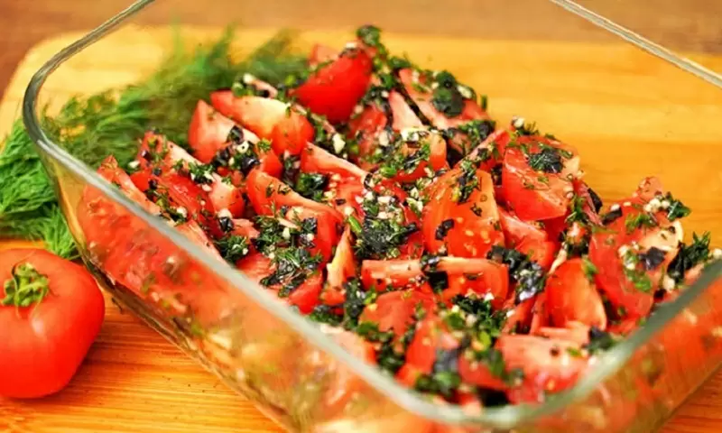 Освежающий летний салат из помидоров с уникальной заправкой