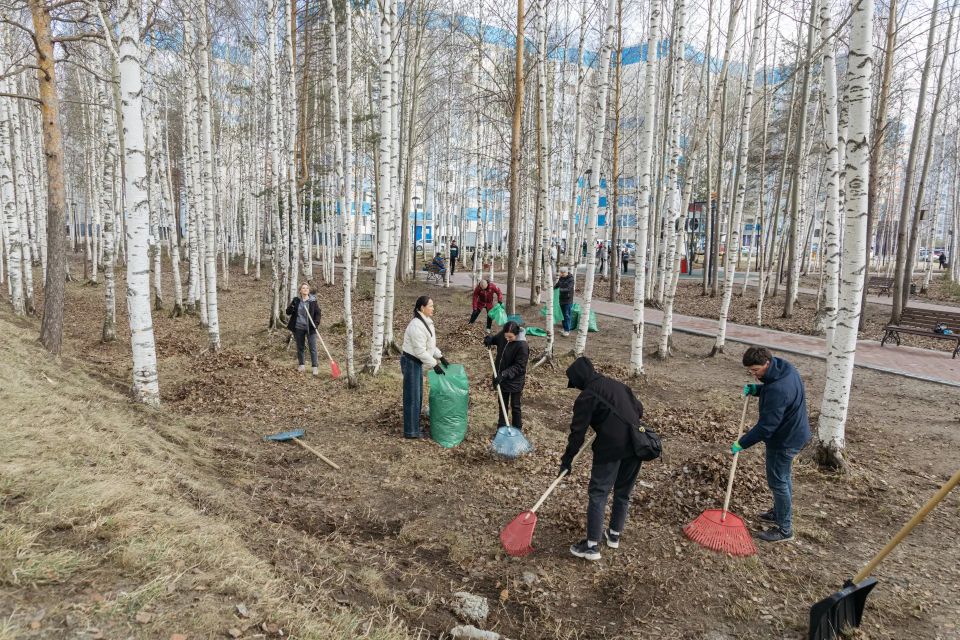 В Сургуте прошёл субботник в сквере, благоустроенном в рамках нацпроекта «Инфраструктура для жизни» В Сургуте прошёл субботник в сквере, благоустроенном в рамках нацпроекта «Инфраструктура для жизни»