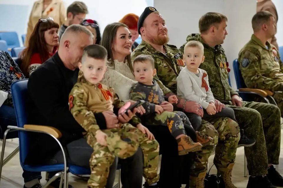 Около 200 человек стали участниками патриотической акции «Наследники Победы» в Сургуте Около 200 человек стали участниками патриотической акции «Наследники Победы» в Сургуте