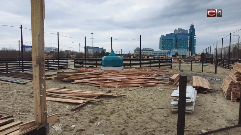 В центре Сургута демонтируют здание «Югра Парка»