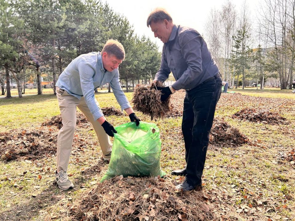 Сегодня с депутатами и аппаратом Думы провели субботник в сквере «Молодежный» Сегодня с депутатами и аппаратом Думы провели субботник в сквере «Молодежный»