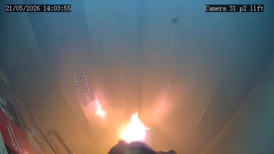 В Сургуте у девушки прямо в лифте взорвался пауэрбанк