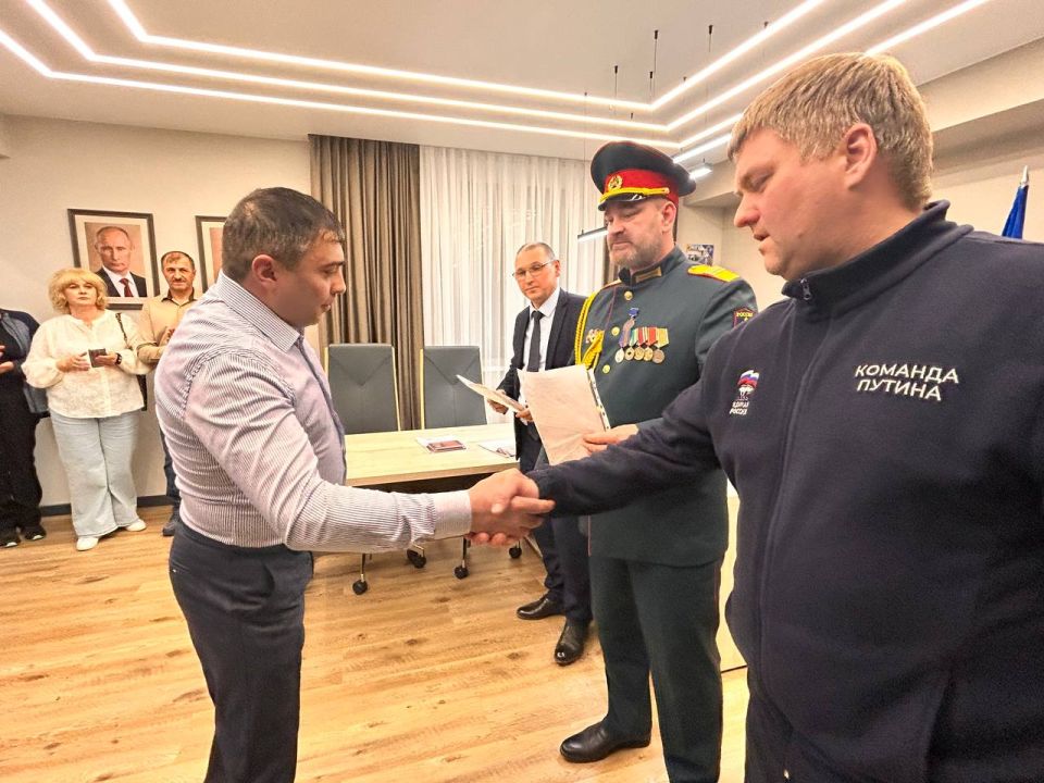 Сегодня я вместе со своим другом гвардии-сержантом, командиром медицинского взвода, ветераном СВО Алексеем Двуличанским вручил восемь медалей «За содействие СВО», которые нам передали бойцы войсковой части 34491 (г. Макеевка) Сегодня я вместе со своим другом гвардии-сержантом, командиром медицинского взвода, ветераном СВО Алексеем Двуличанским вручил восемь медалей «За содействие СВО», которые нам передали бойцы войсковой части 34491 (г. Макеевка)
