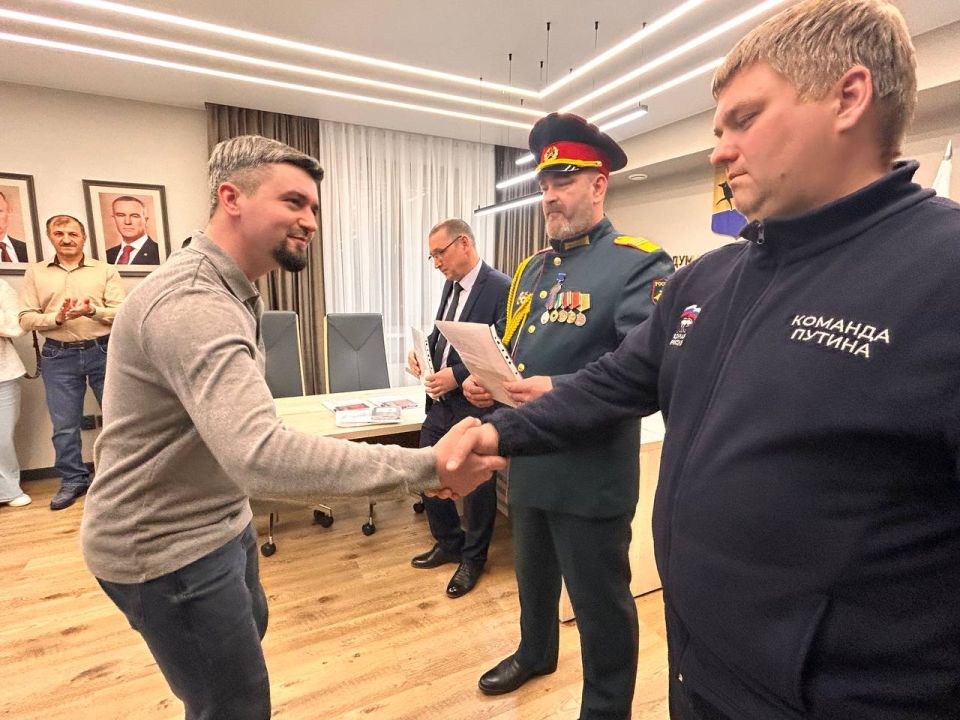 Сегодня я вместе со своим другом гвардии-сержантом, командиром медицинского взвода, ветераном СВО Алексеем Двуличанским вручил восемь медалей «За содействие СВО», которые нам передали бойцы войсковой части 34491 (г. Макеевка) Сегодня я вместе со своим другом гвардии-сержантом, командиром медицинского взвода, ветераном СВО Алексеем Двуличанским вручил восемь медалей «За содействие СВО», которые нам передали бойцы войсковой части 34491 (г. Макеевка)